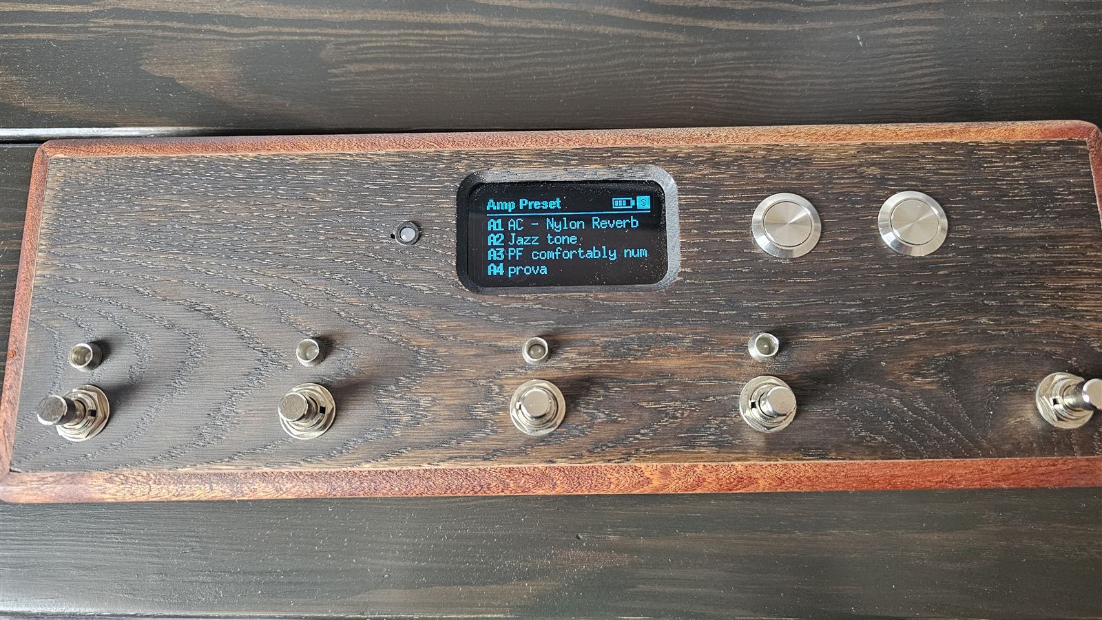 Il pedale collegato allo Spark: il display mostra il banco Amp Preset con A1–A4
