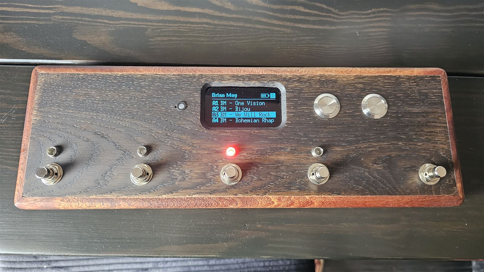 Metà A di un banco: suona A3, il LED sopra il terzo footswitch è rosso