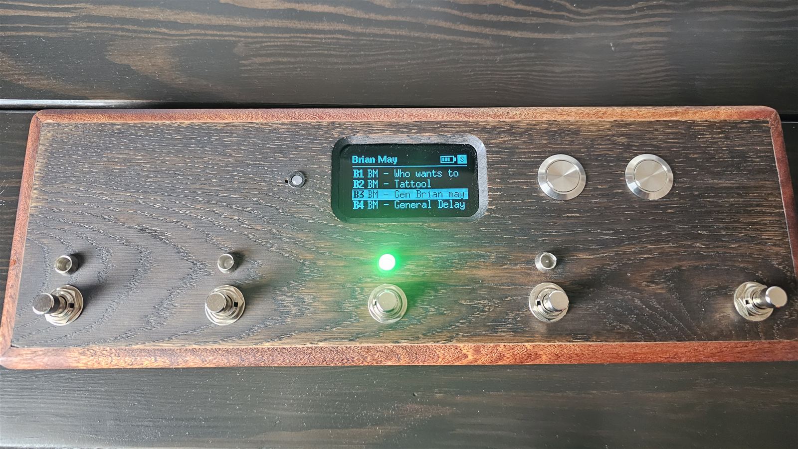 Metà B dello stesso banco: suona B3, il LED sopra il terzo footswitch è verde